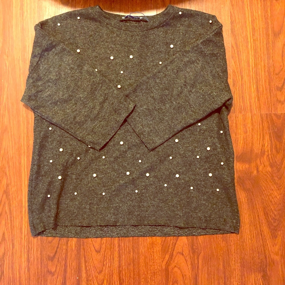 Light sweater - long sleeve gray sweater w pearls